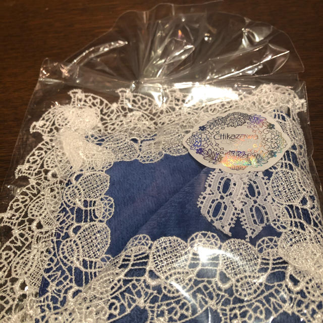 新品タグ付き☆近沢レース　ブルーの大きめタオルハンカチ レディースのファッション小物(ハンカチ)の商品写真