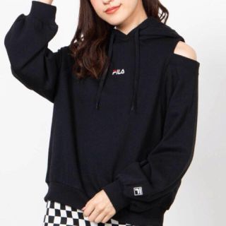 フィラ(FILA)のWEGO FILA 別注オフショルダーパーカー 黒(パーカー)