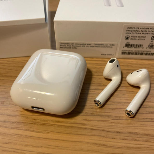 Apple(アップル)のAirPods 第1世代 MMEF2J/A apple スマホ/家電/カメラのオーディオ機器(ヘッドフォン/イヤフォン)の商品写真