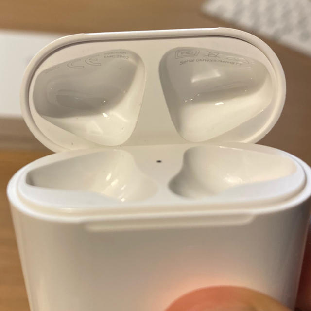 Apple(アップル)のAirPods 第1世代 MMEF2J/A apple スマホ/家電/カメラのオーディオ機器(ヘッドフォン/イヤフォン)の商品写真