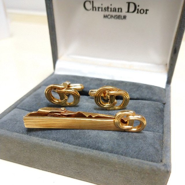 Christian Dior(クリスチャンディオール)の【Christian Dior】ゴールドカラーのカフス&タイピン メンズのファッション小物(カフリンクス)の商品写真