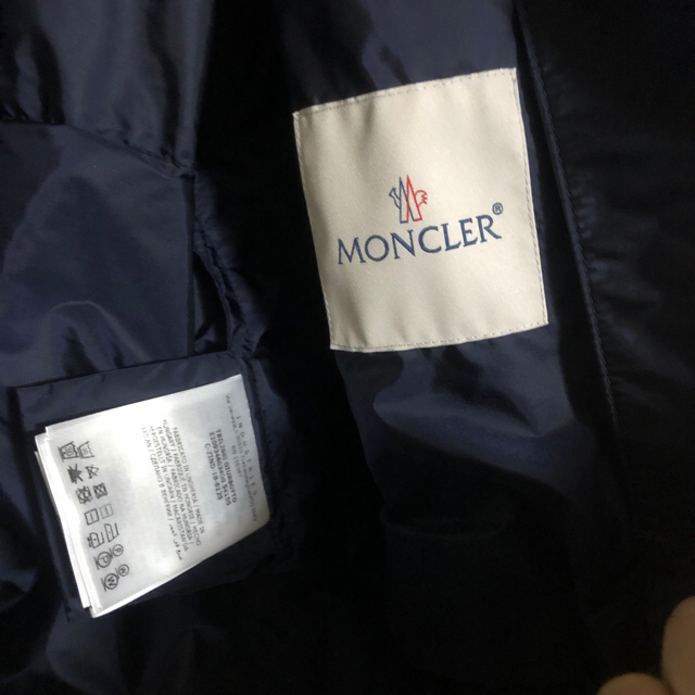 MONCLER(モンクレール)のモンクレール トビリシ ナイロン フリル　ネイビー　　サイズ2 レディースのジャケット/アウター(ナイロンジャケット)の商品写真