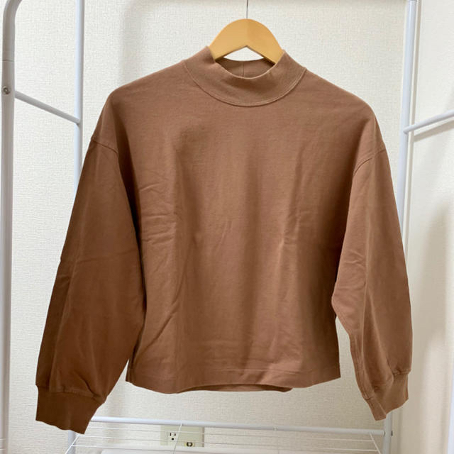 UNIQLO(ユニクロ)のUNIQLO / モックネックT  ブラウンS レディースのトップス(Tシャツ(長袖/七分))の商品写真