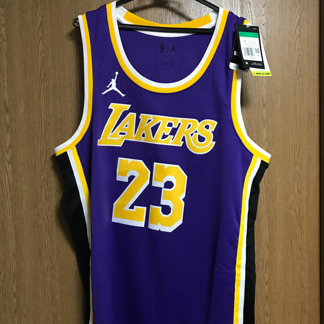 NIKE(ナイキ)のLAKERS ユニフォーム　新品未使用　レイカーズ  XLサイズ スポーツ/アウトドアのスポーツ/アウトドア その他(バスケットボール)の商品写真