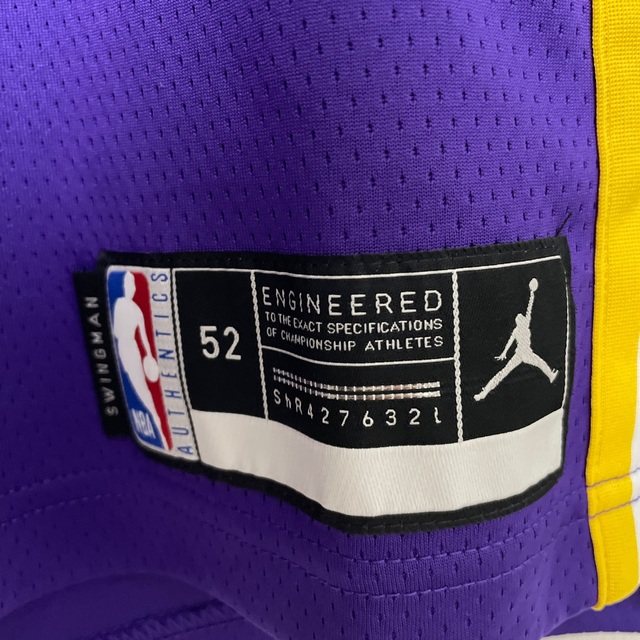 NIKE(ナイキ)のLAKERS ユニフォーム　新品未使用　レイカーズ  XLサイズ スポーツ/アウトドアのスポーツ/アウトドア その他(バスケットボール)の商品写真