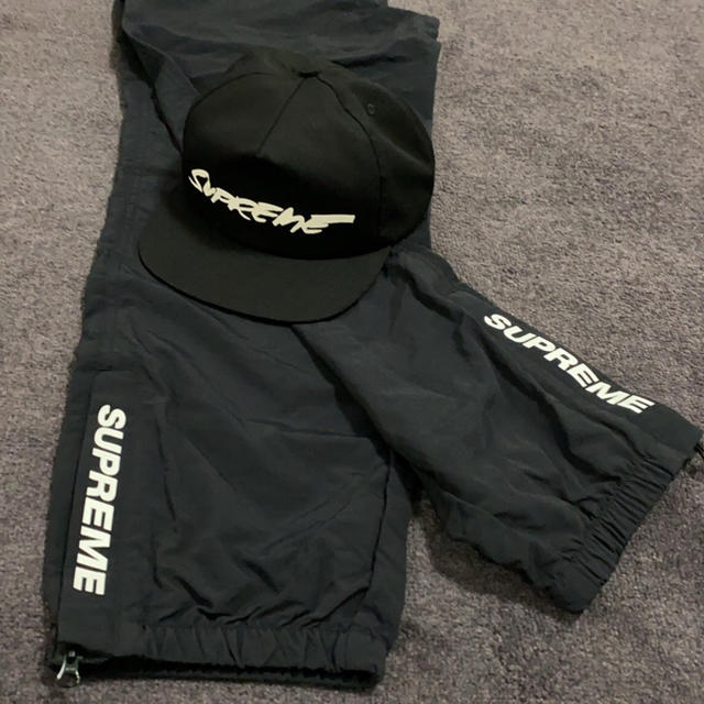 Supreme(シュプリーム)のSupreme Futuraキャップ & Warm Up Pant Black メンズのパンツ(その他)の商品写真