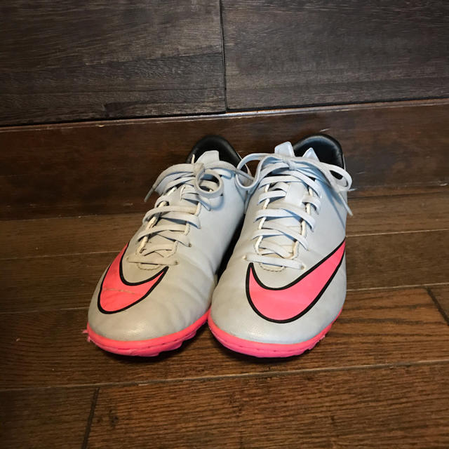 NIKE(ナイキ)のNIKE★トレシュー★22.5cm スポーツ/アウトドアのサッカー/フットサル(シューズ)の商品写真