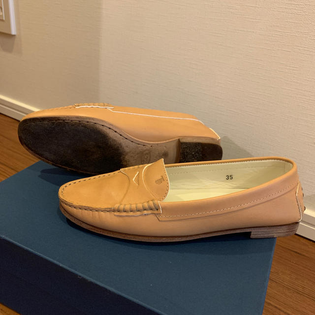 TOD'S(トッズ)のTOD'S 靴　ベージュ レディースの靴/シューズ(ローファー/革靴)の商品写真