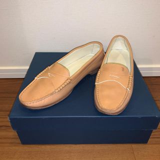 トッズ(TOD'S)のTOD'S 靴　ベージュ(ローファー/革靴)