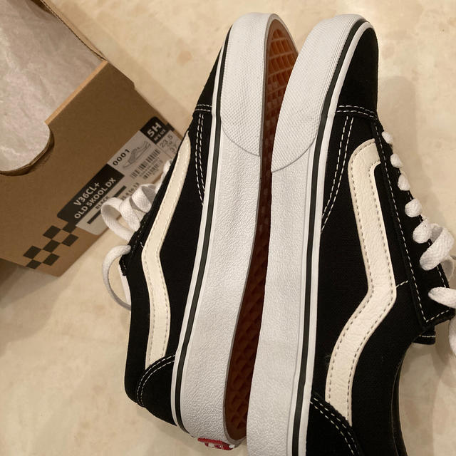 VANS(ヴァンズ)の【新品・未使用】Vans Old Skool 黒　23.5 レディースの靴/シューズ(スニーカー)の商品写真