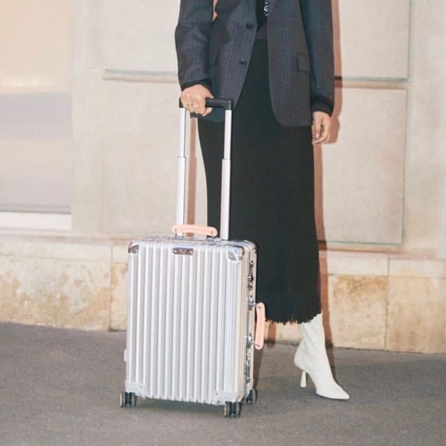 RIMOWA(リモワ)のキク様専用☆RIMOWA リモワ スーツケース シルバー カスタム ピンク レディースのバッグ(スーツケース/キャリーバッグ)の商品写真