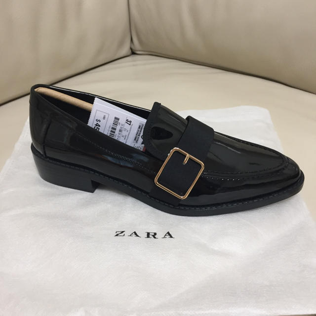 ZARA(ザラ)の☆新品タグ付き☆ メタルディテール付きモカシン・パンプス［サイズ37］ レディースの靴/シューズ(ローファー/革靴)の商品写真