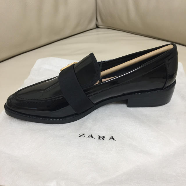 ZARA(ザラ)の☆新品タグ付き☆ メタルディテール付きモカシン・パンプス［サイズ37］ レディースの靴/シューズ(ローファー/革靴)の商品写真