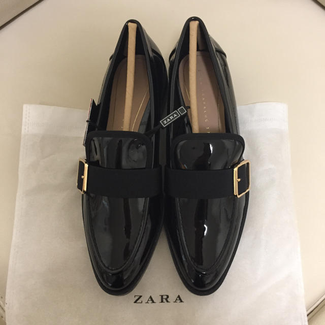 ZARA(ザラ)の☆新品タグ付き☆ メタルディテール付きモカシン・パンプス［サイズ37］ レディースの靴/シューズ(ローファー/革靴)の商品写真