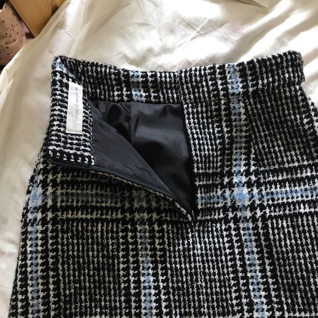 31 Sons de mode(トランテアンソンドゥモード)の【値下げ中】花刺繍台形スカート レディースのスカート(ひざ丈スカート)の商品写真