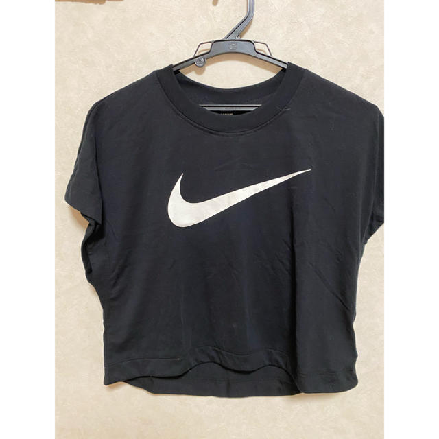 NIKE(ナイキ)のナイキ　Tシャツ　ショート丈　L レディースのトップス(Tシャツ(半袖/袖なし))の商品写真