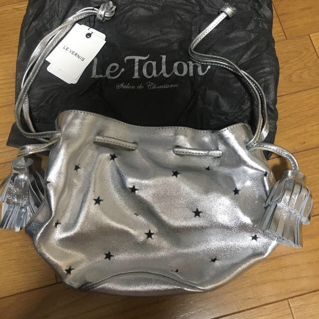 Le Talon(ルタロン)の未使用タグ付き　Le Vernis スターパンチング巾着バッグ　シルバー　星 レディースのバッグ(ショルダーバッグ)の商品写真