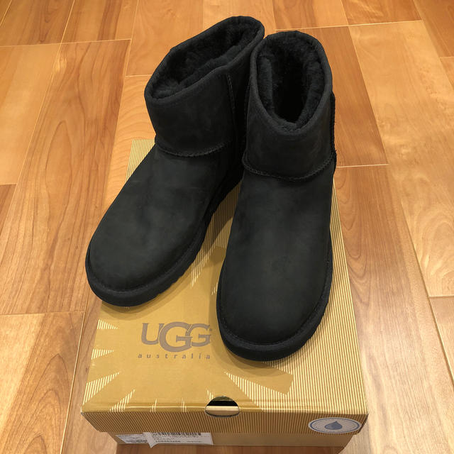 UGG(アグ)の【R′s様専用】UGG  ミニデコ　ブラック　メンズ　ムートンブーツ　27cm  メンズの靴/シューズ(ブーツ)の商品写真