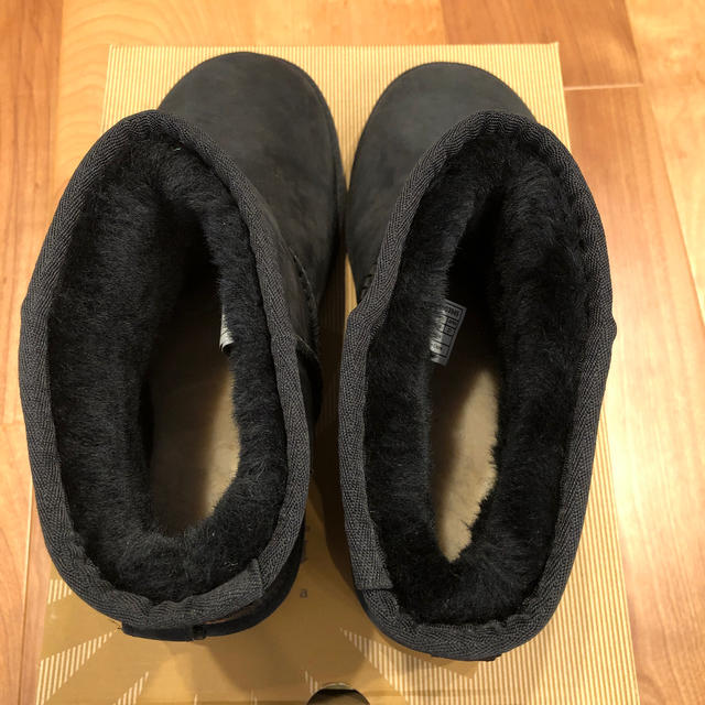 UGG(アグ)の【R′s様専用】UGG  ミニデコ　ブラック　メンズ　ムートンブーツ　27cm  メンズの靴/シューズ(ブーツ)の商品写真