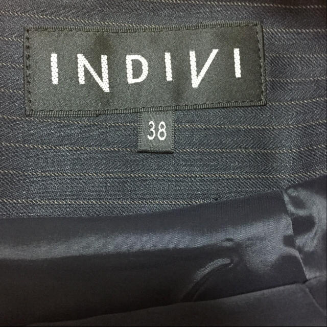 INDIVI(インディヴィ)の超美品 インディヴィ タックスカート レディースのスカート(ひざ丈スカート)の商品写真