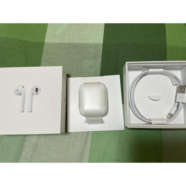 Apple(アップル)のAirPods (中古) スマホ/家電/カメラのオーディオ機器(ヘッドフォン/イヤフォン)の商品写真