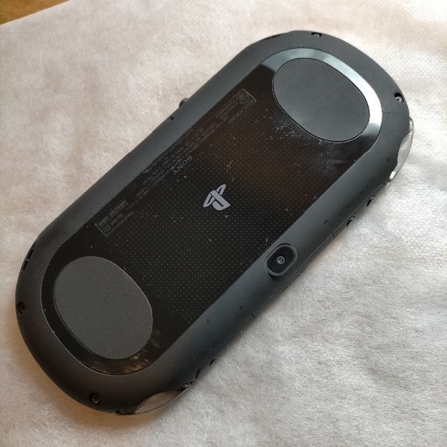 PlayStation Vita(プレイステーションヴィータ)のPlayStationVITA 本体  PCH-2000 黒 + 16G カード エンタメ/ホビーのゲームソフト/ゲーム機本体(携帯用ゲーム機本体)の商品写真