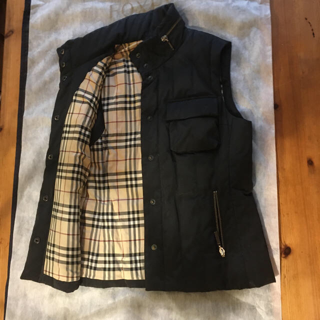 BURBERRY(バーバリー)の黒×ノバチェックダウンベスト レディースのジャケット/アウター(ダウンベスト)の商品写真