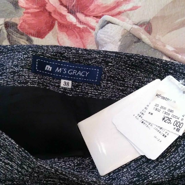 M'S GRACY(エムズグレイシー)の新品未使用　エムズグレイシー定価25000➕税38size レディースのスカート(ひざ丈スカート)の商品写真
