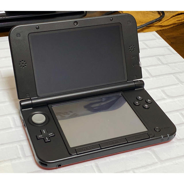 任天堂(ニンテンドウ)のNintendo 3DS  LL 本体 ブラック/レッド エンタメ/ホビーのゲームソフト/ゲーム機本体(家庭用ゲーム機本体)の商品写真