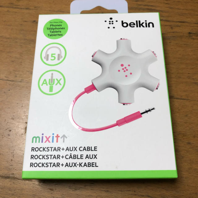 belkin イヤホンスプリッター ロックスター ピンク F8Z274btPNK スマホ/家電/カメラのスマホアクセサリー(ストラップ/イヤホンジャック)の商品写真