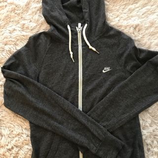 ナイキ(NIKE)の【NIKE】ナイキ　レディースM スウェットパーカー美品(パーカー)