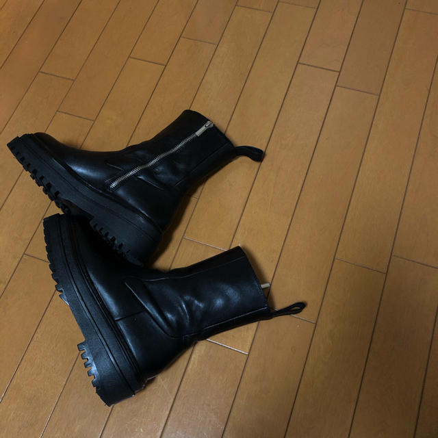 ZARA(ザラ)のフラットリアルレザーアンクルブーツ レディースの靴/シューズ(ブーツ)の商品写真