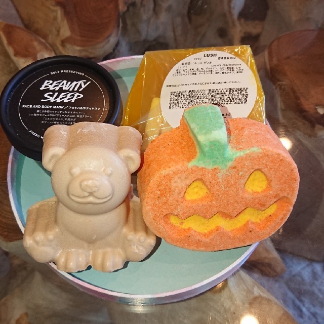 LUSH(ラッシュ)のLUSH 詰め合わせ コスメ/美容のボディケア(ボディクリーム)の商品写真