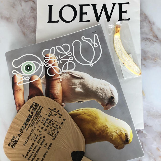 LOEWE(ロエベ)の非売品ロエベ 2019 クリスマスカタログおまけ付き エンタメ/ホビーの雑誌(ファッション)の商品写真