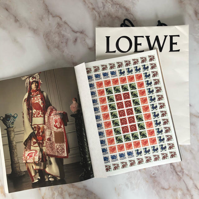 LOEWE(ロエベ)の非売品ロエベ 2019 クリスマスカタログおまけ付き エンタメ/ホビーの雑誌(ファッション)の商品写真