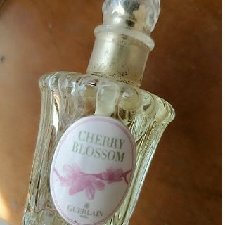 ゲラン(GUERLAIN)のチェリーブロッサム　オードトワレ(香水(女性用))