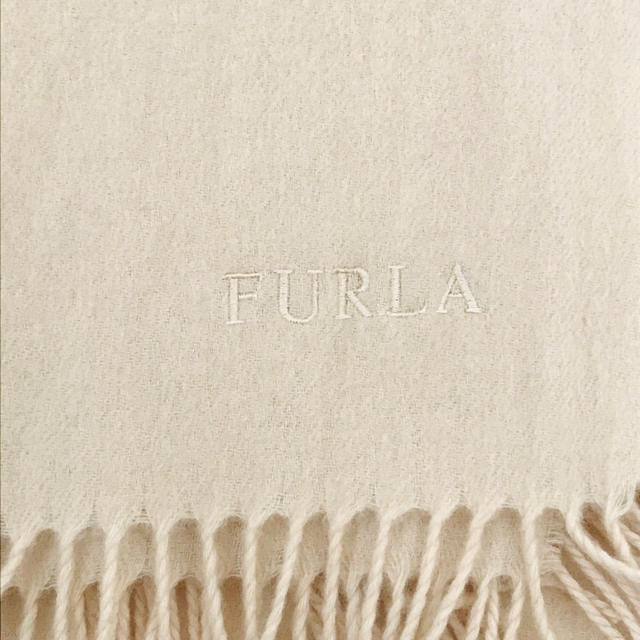 Furla(フルラ)のフルラ　ストール　カシミヤ　大判　ベージュ レディースのファッション小物(ストール/パシュミナ)の商品写真