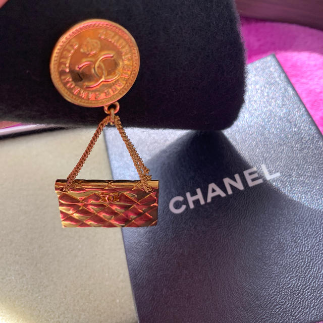 CHANEL(シャネル)のシャネル　マトラッセバッグ型・ブローチ レディースのアクセサリー(ブローチ/コサージュ)の商品写真