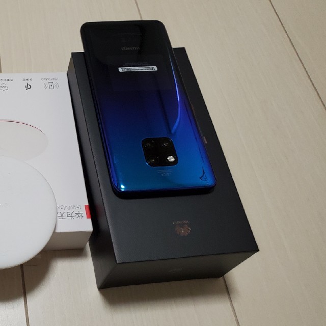 ファーウェイmate20Pro本体　ワイヤレス充電器　Bluetoothイヤホン スマホ/家電/カメラのスマートフォン/携帯電話(スマートフォン本体)の商品写真