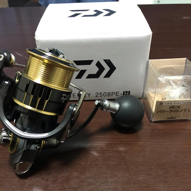 DAIWA(ダイワ)の［今月末まで値下げ］　ダイワ　17セオリー　2508pe-h 17 セオリー スポーツ/アウトドアのフィッシング(リール)の商品写真