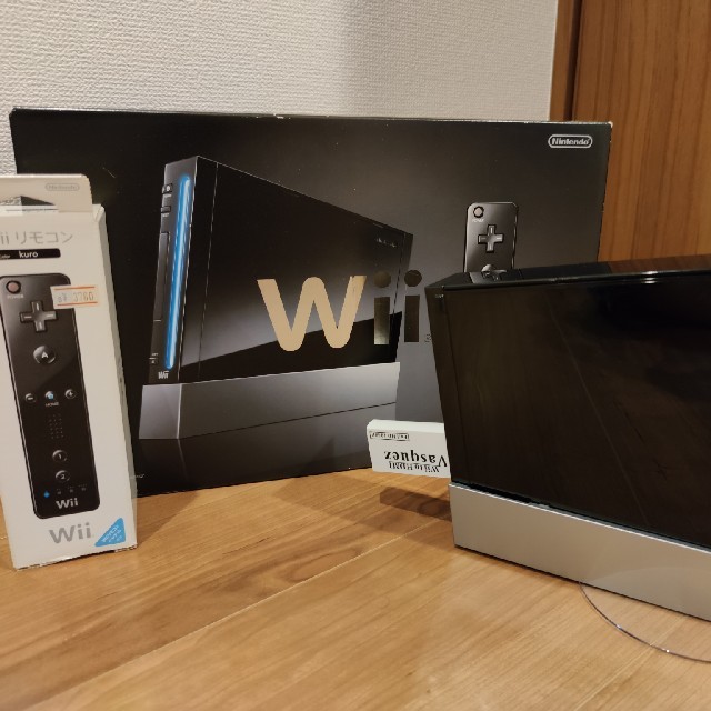 Wii(ウィー)のWii 黒+リモコン1個、ヌンチャク1個+HDMI変換アダプター エンタメ/ホビーのゲームソフト/ゲーム機本体(家庭用ゲーム機本体)の商品写真