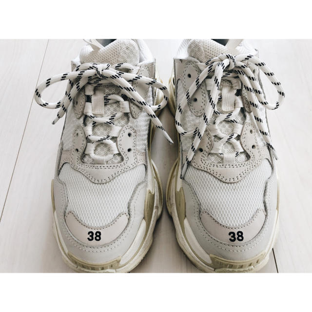 Balenciaga(バレンシアガ)の【aa様専用】Balenciaga triple s ホワイトスニーカー 38 レディースの靴/シューズ(スニーカー)の商品写真