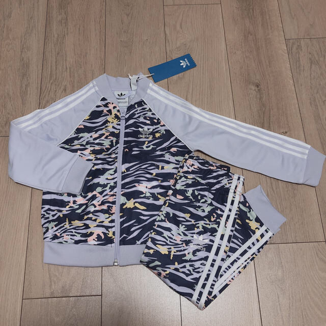 adidas(アディダス)のアディダス　ジャージ上下セット　90 キッズ/ベビー/マタニティのキッズ服女の子用(90cm~)(その他)の商品写真