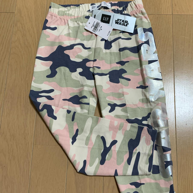 GAP(ギャップ)の✳︎新品タグ付き✳︎GAP カモフラ柄レギンスパンツ（スターウォーズコラボ） キッズ/ベビー/マタニティのキッズ服男の子用(90cm~)(パンツ/スパッツ)の商品写真