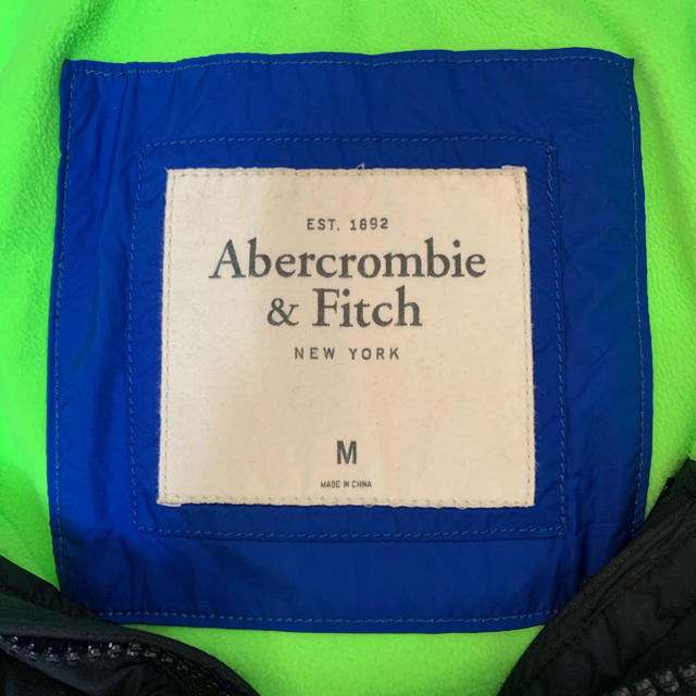 Abercrombie&Fitch(アバクロンビーアンドフィッチ)の11%値下げアバクロ　フード付きジャケット　ネイビー　USサイズM メンズのジャケット/アウター(ダウンジャケット)の商品写真