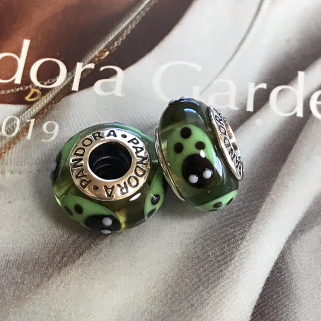 SWAROVSKI(スワロフスキー)のパンドラ PANDORA緑ムラノガラスてんとう虫チャームセット レディースのアクセサリー(チャーム)の商品写真