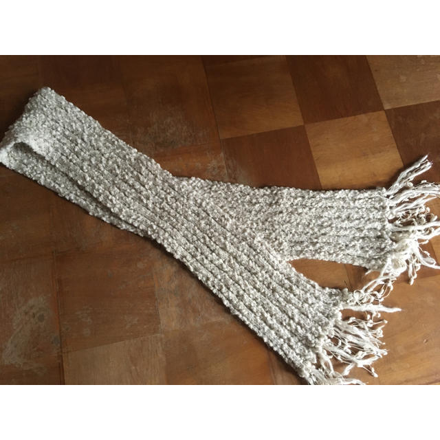 手編みマフラー　 モコモコ　 白  長さ約140cm レディースのファッション小物(マフラー/ショール)の商品写真