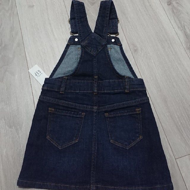 babyGAP(ベビーギャップ)のbabyGAP  デニムジャンパースカート   新品 キッズ/ベビー/マタニティのキッズ服女の子用(90cm~)(スカート)の商品写真