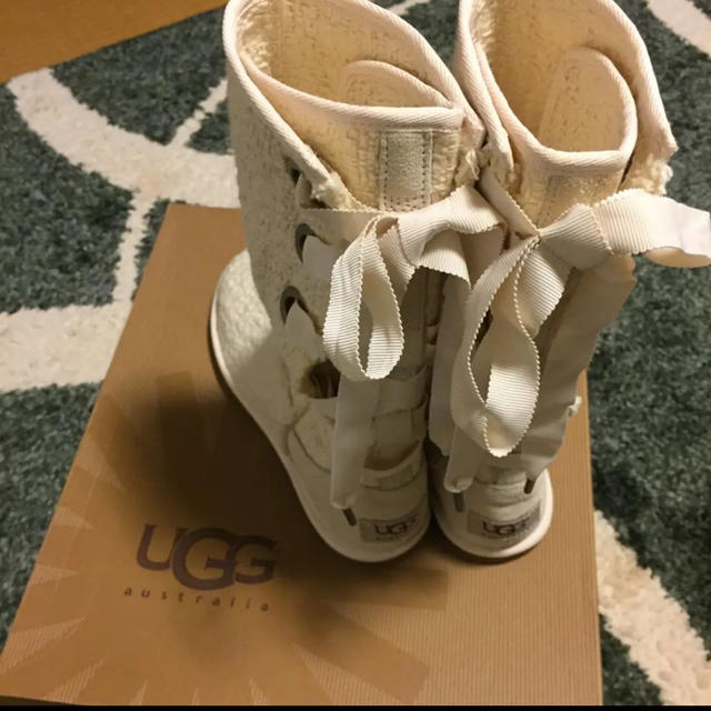 新品未使用 UGG レースアップブーツ 白