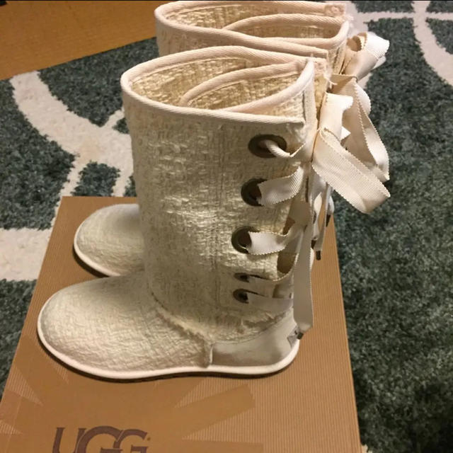 UGG(アグ)の新品未使用 UGG レースアップブーツ 白 レディースの靴/シューズ(ブーツ)の商品写真